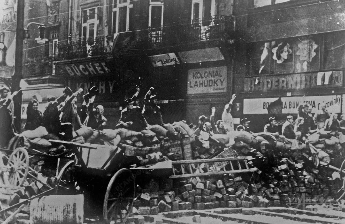 Защитники баррикад в Праге приветствуют Советскую Армию. / г. Прага. 05.1945 г. / РГАКФФД. Арх.№ 4-29937