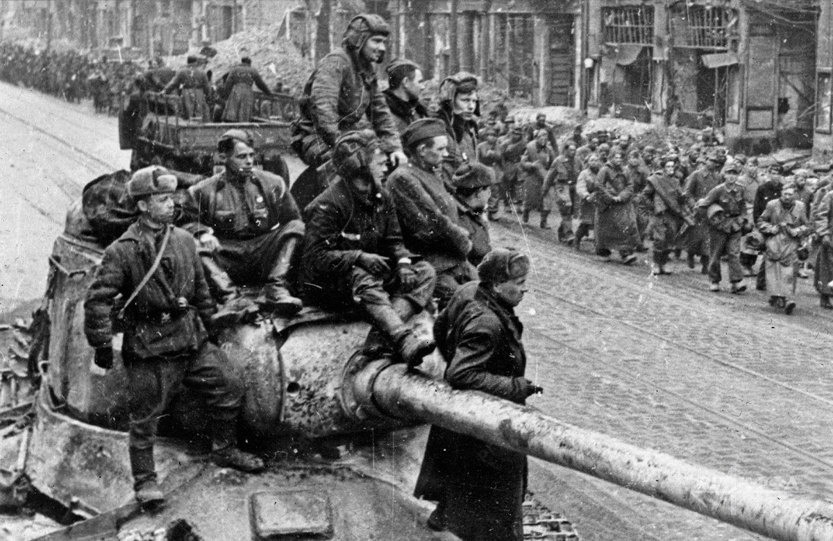 Советские войска на одной из улиц г. Берлина. / г. Берлин. 02.05.1945 г. / Фотограф: А.П. Морозов / РГАКФФД. Арх.№ 1-94012