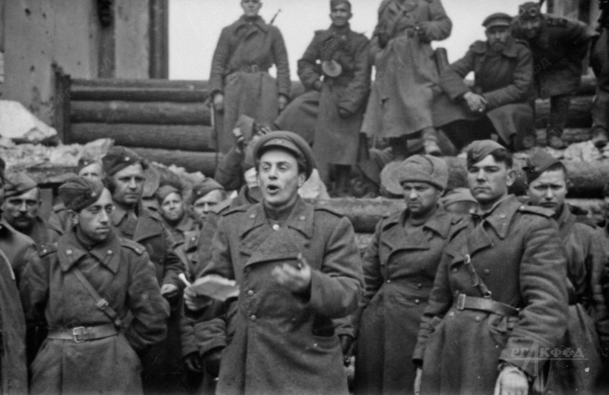 Поэт Е.А. Долматовский выступает перед бойцами на площади у Бранденбургских ворот. / г. Берлин. 1945 г. / РГАКФФД. 0-881187-а