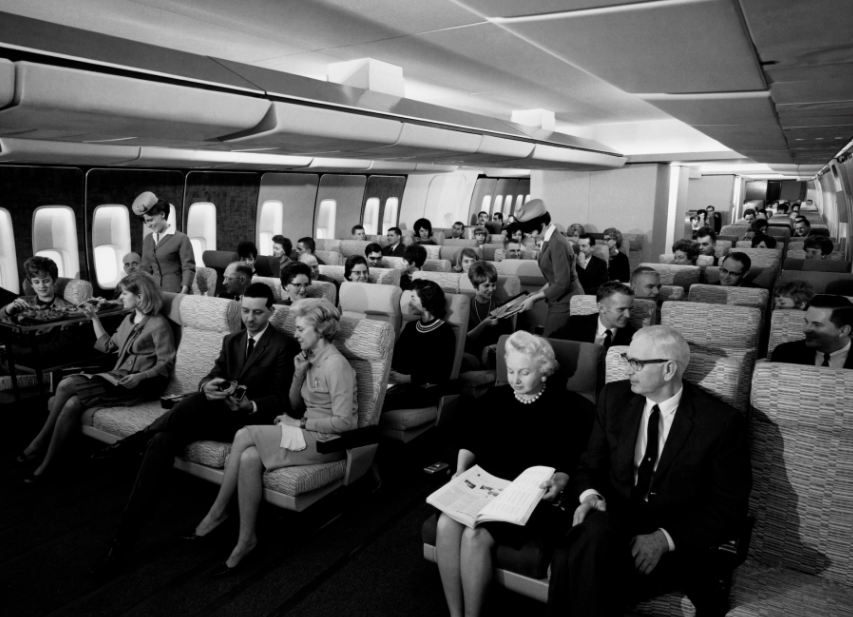 Пассажиры в реактивном самолете в 1960 году.