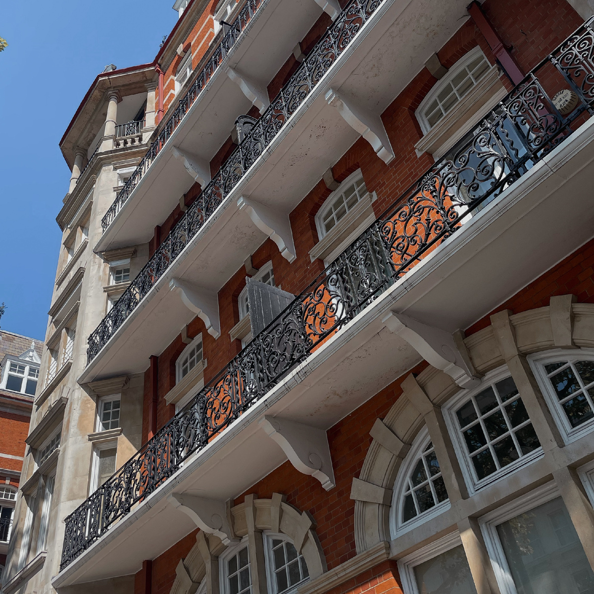 Что скрывается за дорогими фасадами?