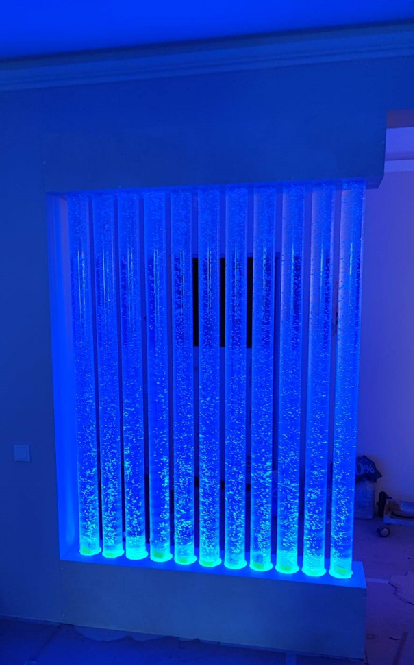 Колоннада в приглушенном свете.