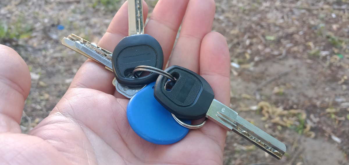 Ключи в руке.