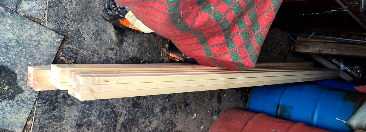 Взяла сразу три упаковки. В каждой упаковке по 9 шт. Длина 3 метра. Цена одного бруска 180 руб. 