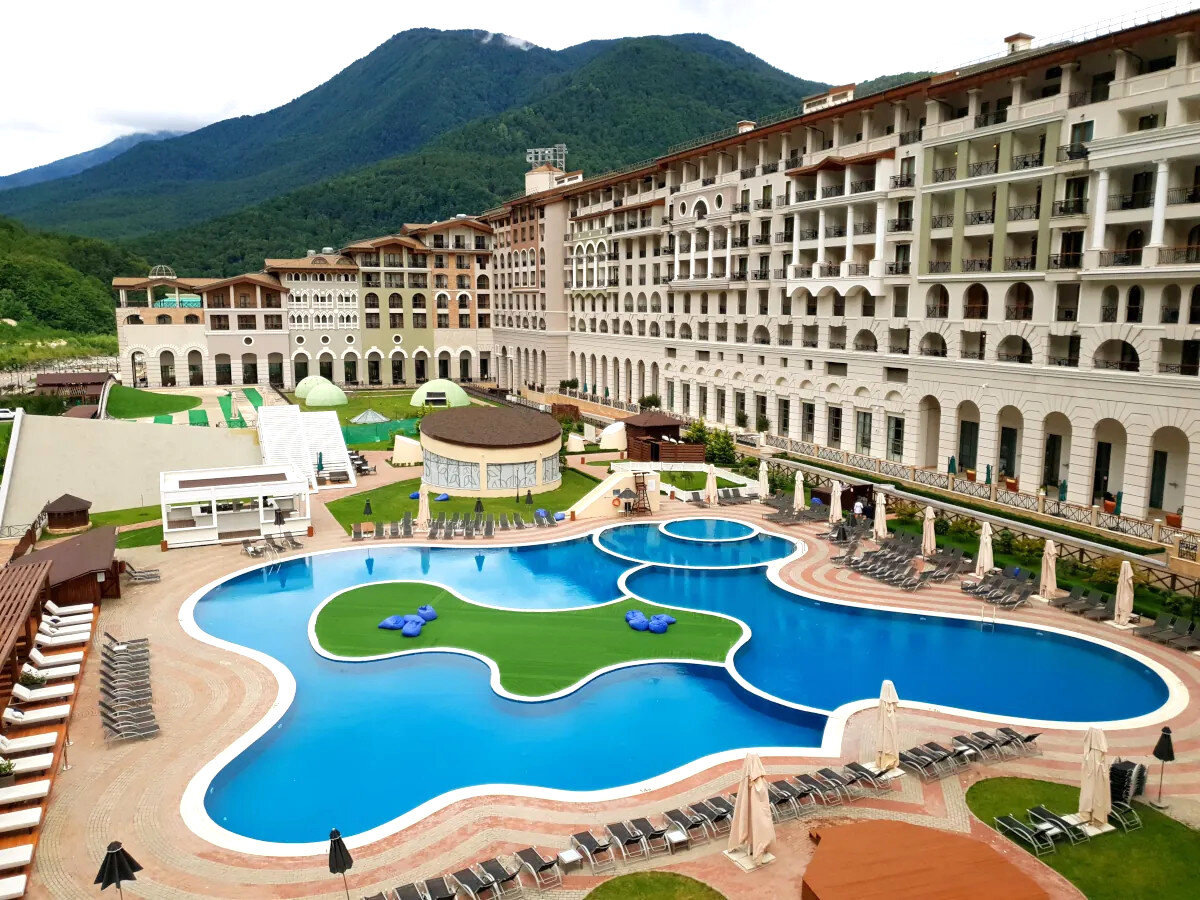 Бассейн под открытым небом и с видом на горы. Официальный сайт курорта «Красная Поляна»/krasnayapolyanaresort.ru