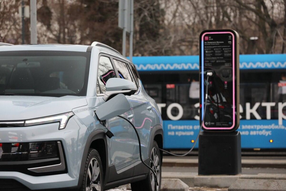 Через три года число зарядных станций для электромобилей на парковках Москвы должно увеличиться в 3 раза относительно текущего количества.