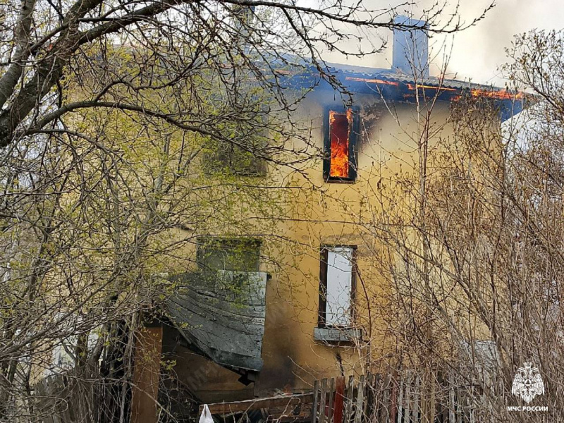    Пламя охватило двухэтажный дом в ПетрозаводскеМЧС Карелии