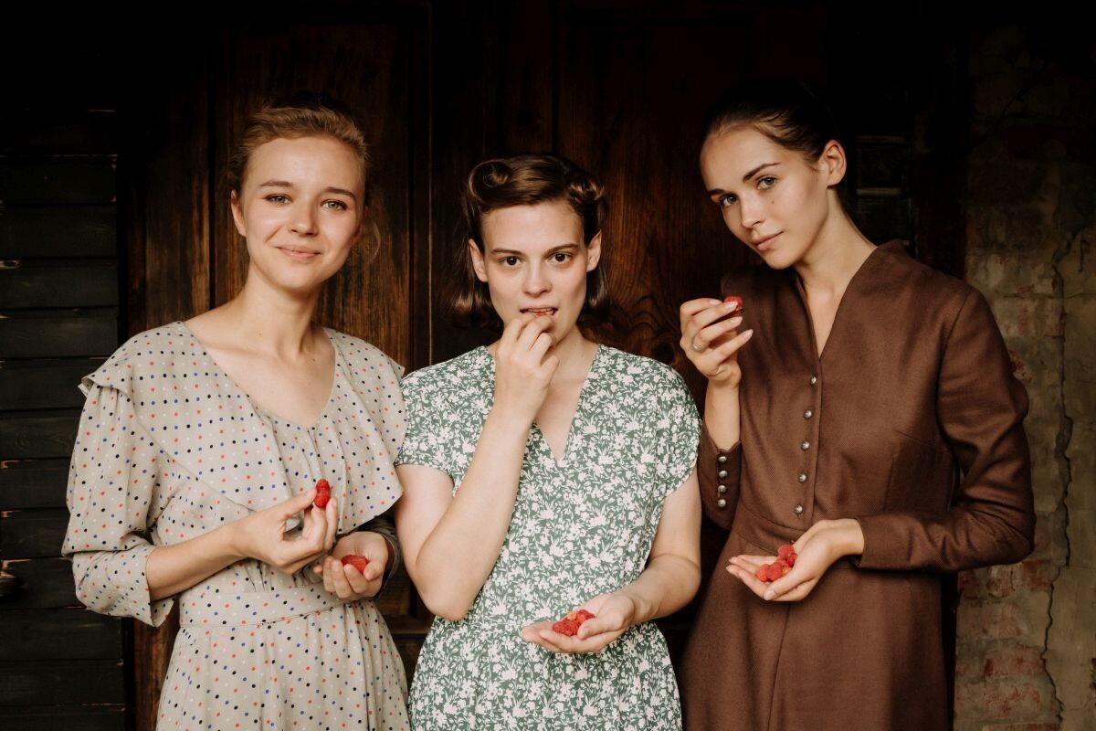 Люба, Соня и Аня. Для Алины уже в этом кадре места не нашлось