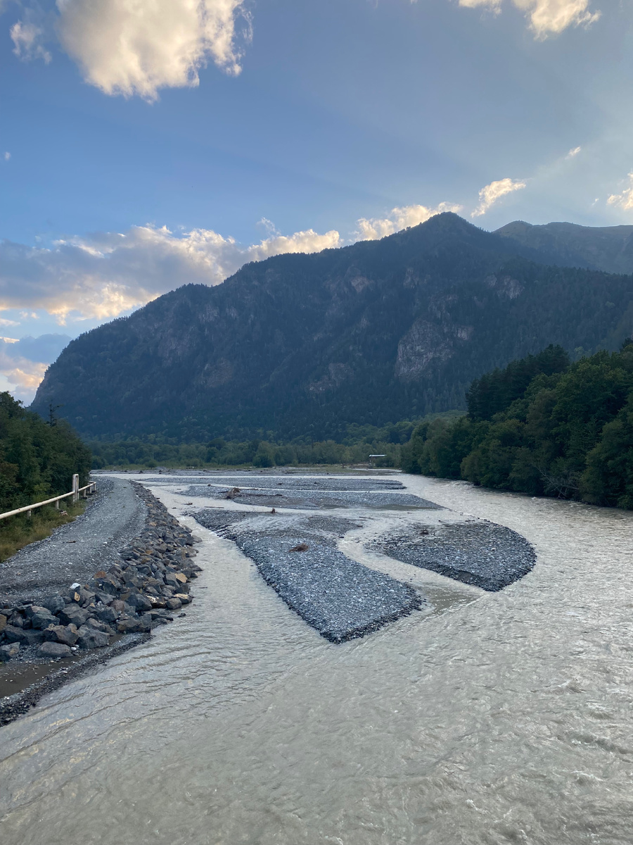 Река Теберда. Ракурс с мостика у входа в Тебердинский нацпарк