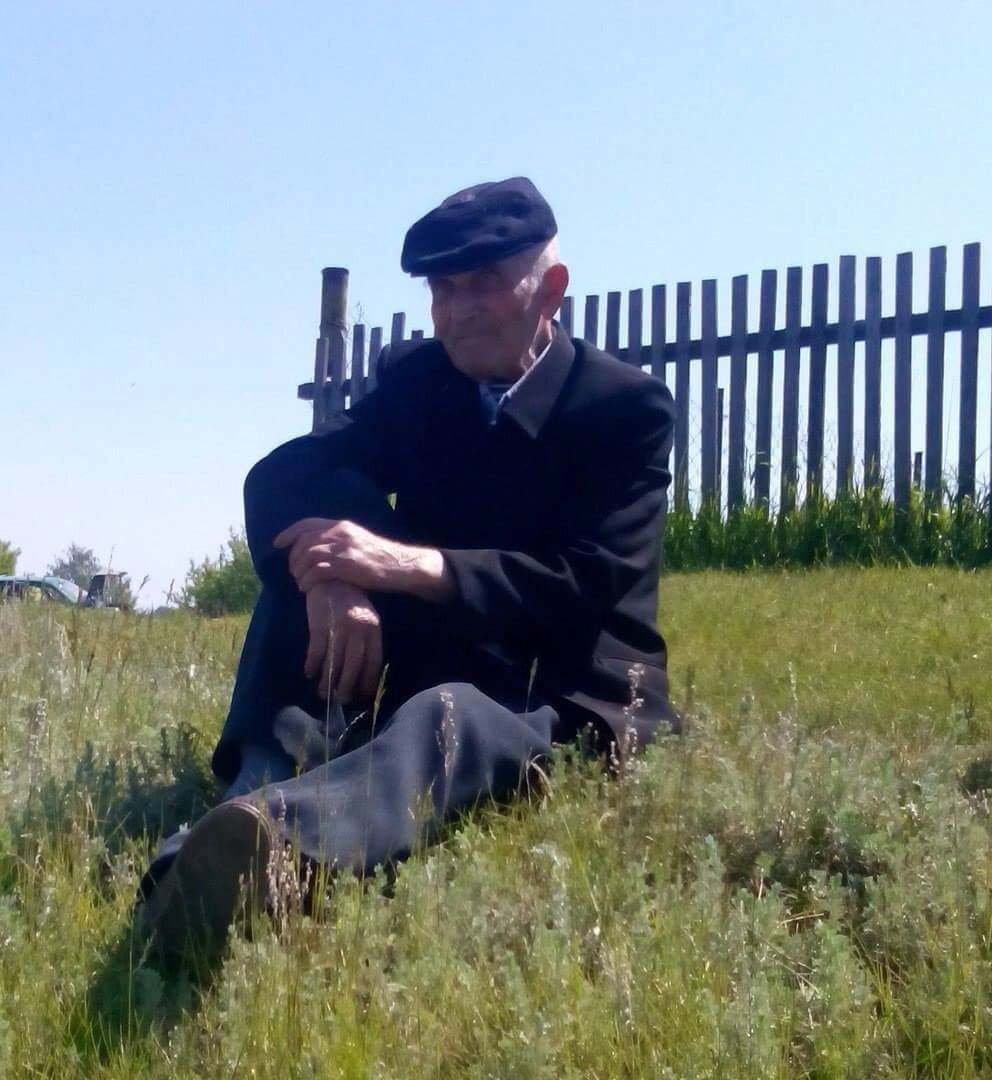 Фото из личного архива. Мой дедушка, на берегу св.источника с. Коробейниково 