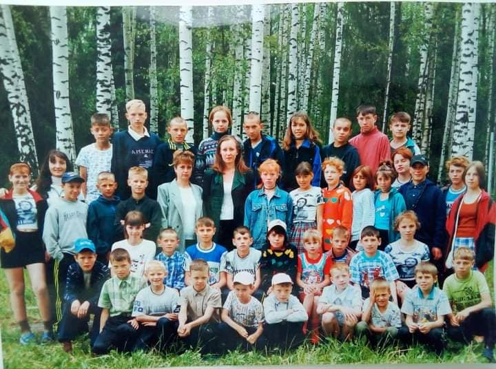Фото в летнем лагере для воспитанников детских домов. На сегодняшний день только один из них остался жив