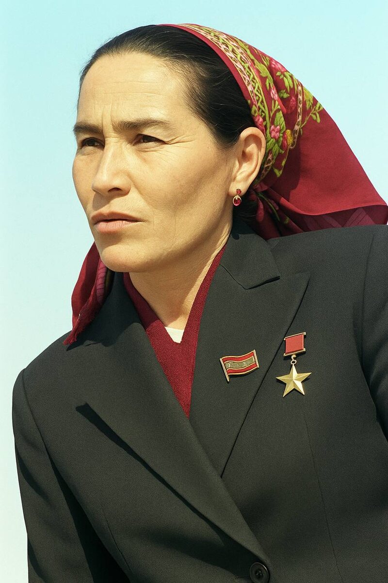 Герой Соцтруда, доярка Мунаввар Исакова в светских рубиновых серьгах