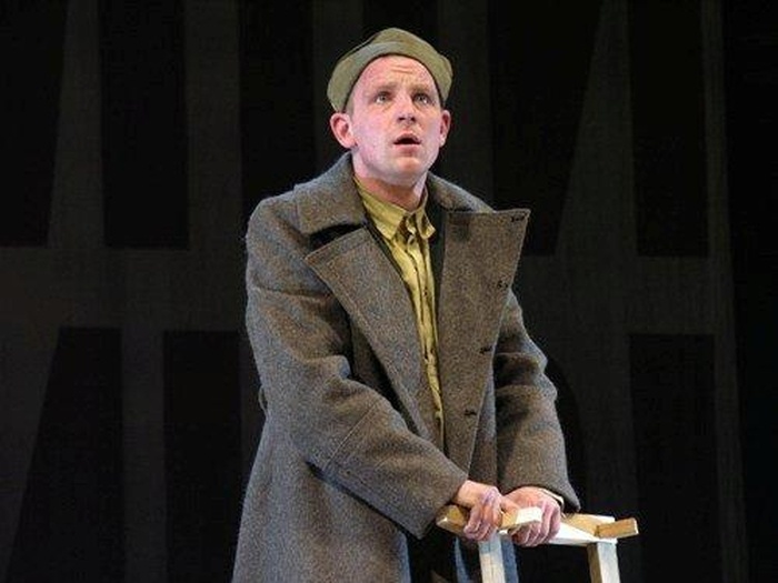 Фёдор Лавров в спектакле «Веселый солдат». / Фото: kino-teatr.ru