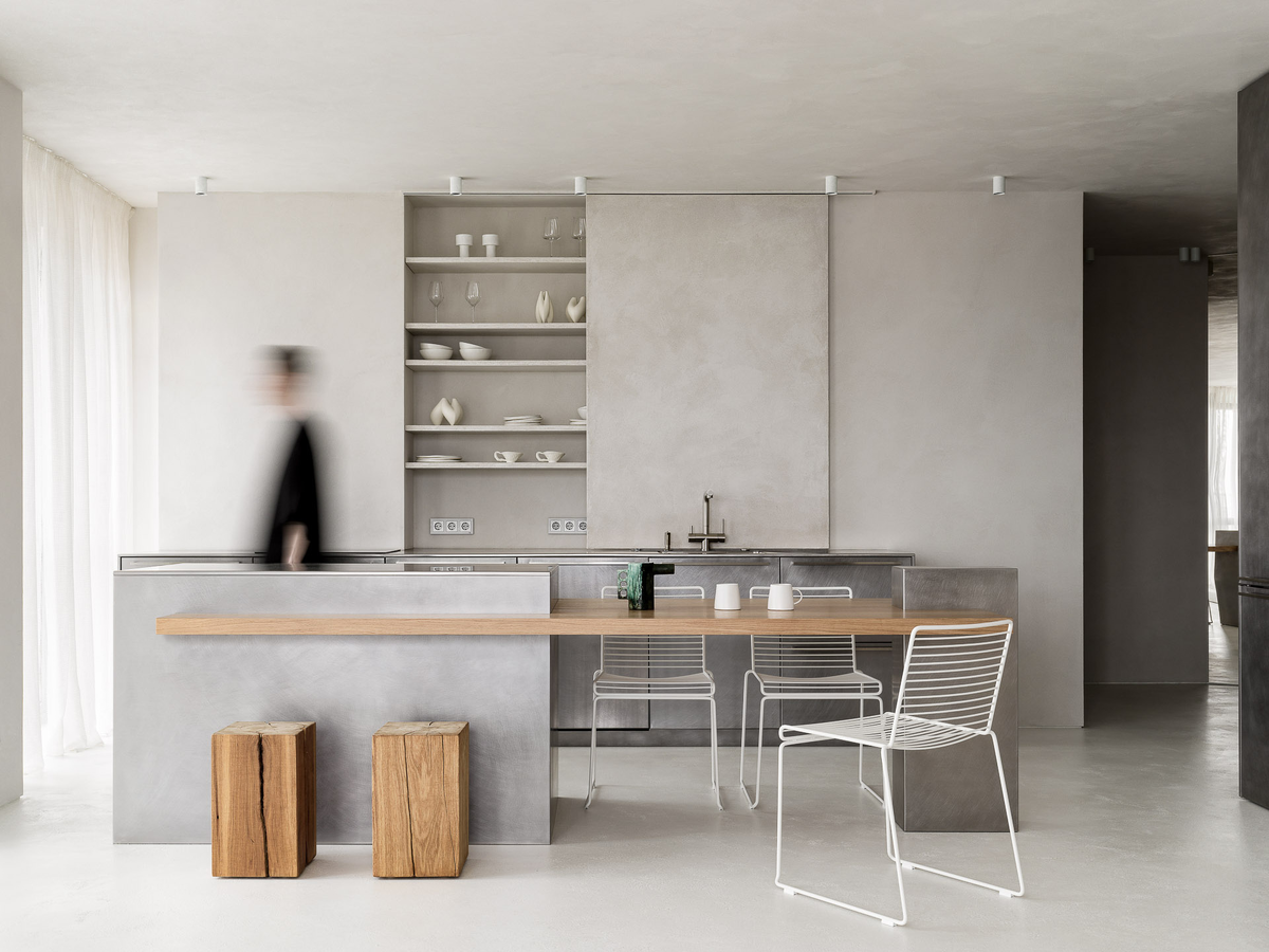 Даже пришлось человека фотографировать, чтобы хоть какую-то жизнь интерьеру придать. Но человек все равно получился расплывчатый, безликий