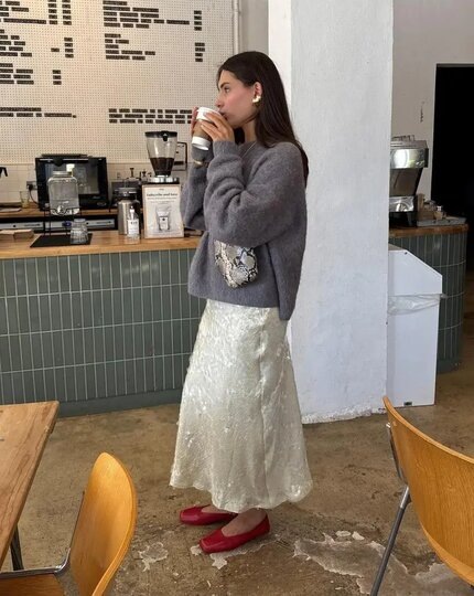    Базовые вещи сгладят "праздничность" блестящей юбки.Соцсети @katyaklema