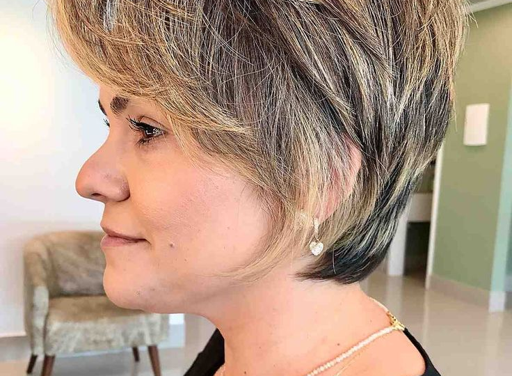 «Вечно плоская макушка»: 7 решений для объёмной шевелюры