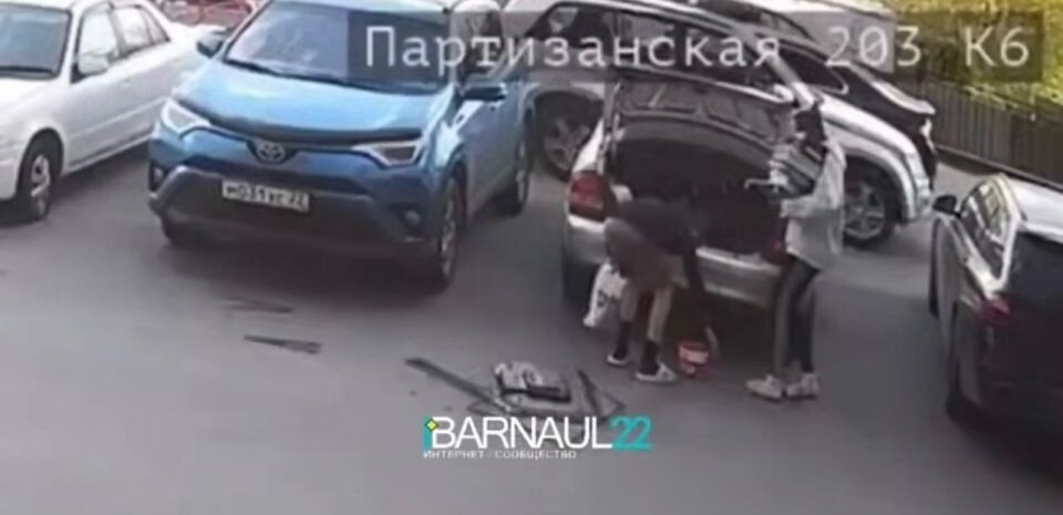    Телевизор едва не упал на подростка. Источник: Barnaul 22
