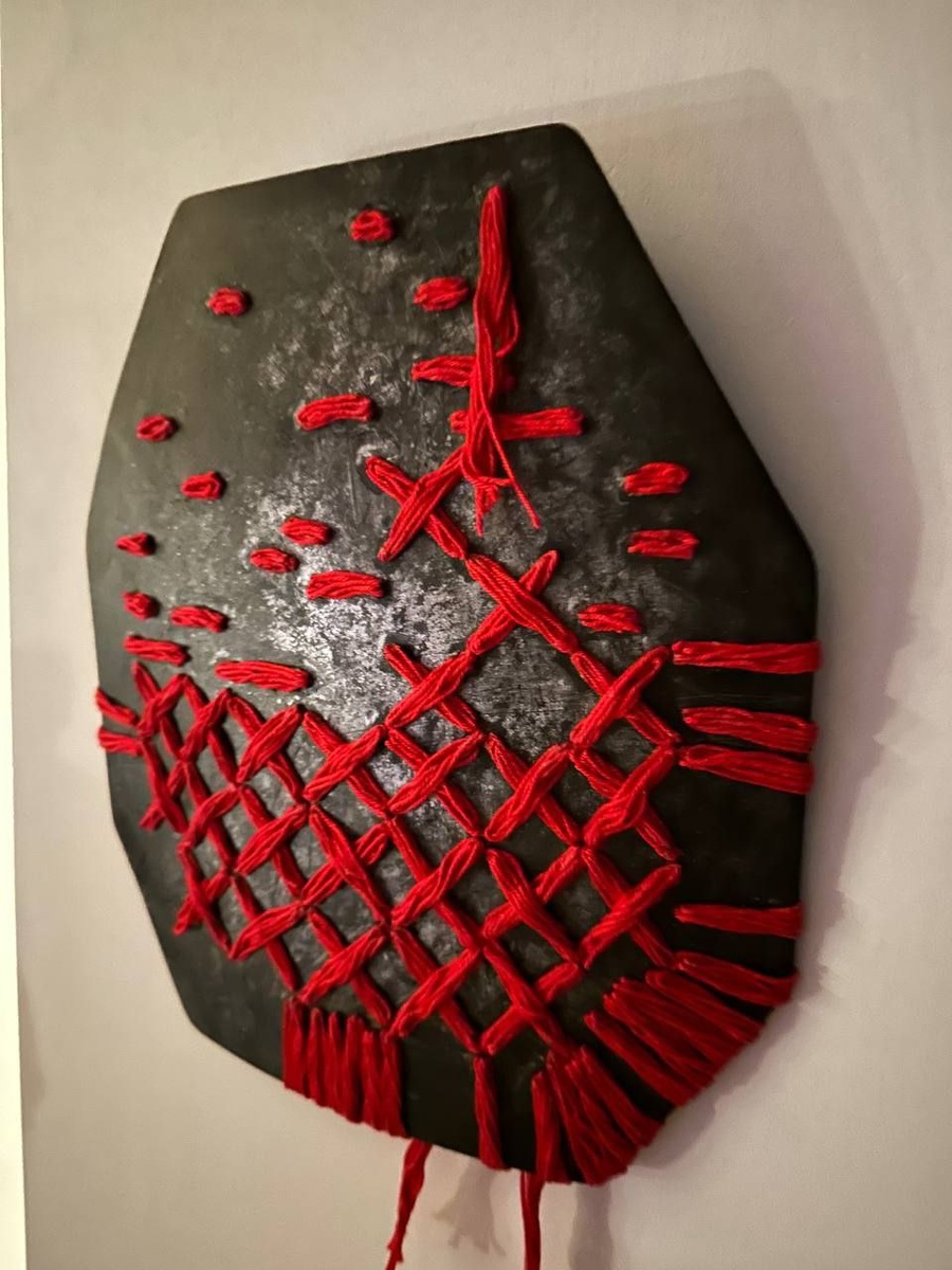 "Чёрный стол, красный глаз.
Ты за них, я за нас."(с) Евгения Ставицкая aka Кыштымова - "Красной Нитью"