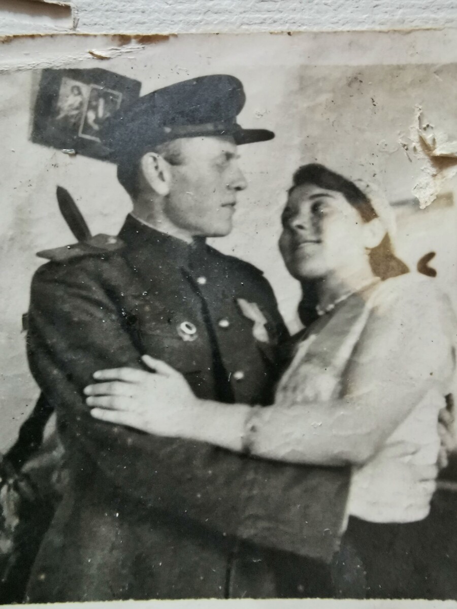 Советский солдат Пономаренко Василий и его возлюбленная София, 1945 год. 