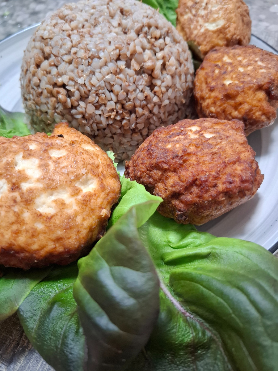 Фото автора. котлеты из индейки  с гречкой.