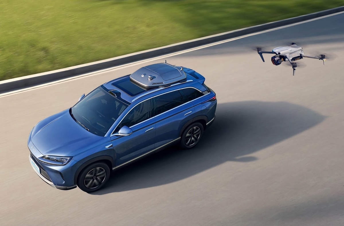 Одна из новинок мая 2025 года кроссовер BYD Hiace 07 DM-i Intelligent Driving Edition со специальным боксом на крыше и квадрокоптером (опции)