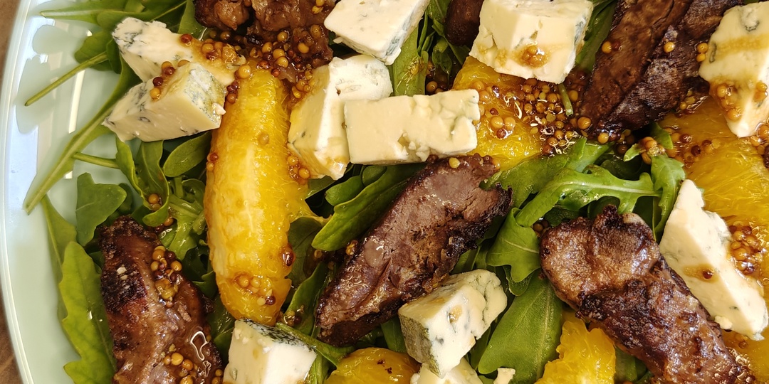 Теплый салат с куриной печенью, апельсином и голубым сыром