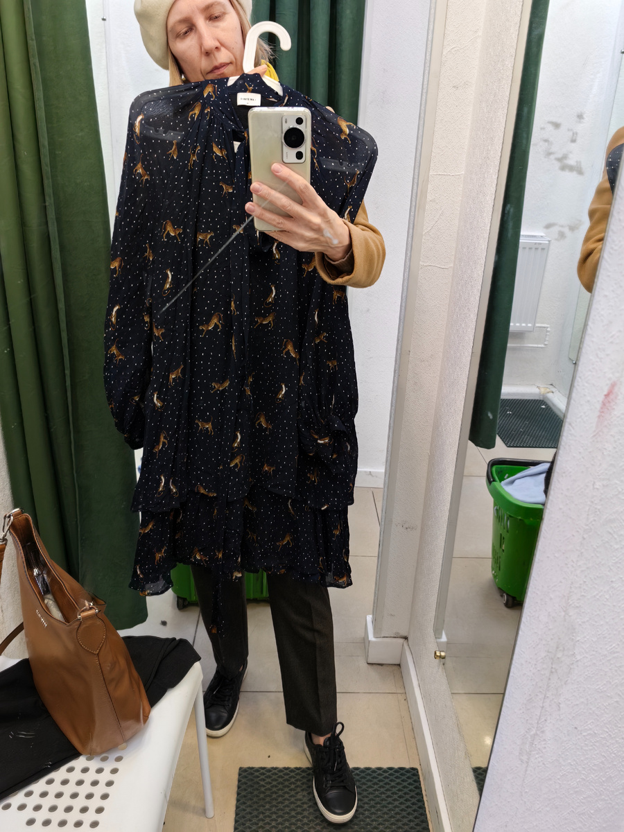 Здесь я, кстати, в пальто от Массимо дутти, которое на днях купила за 1 рубль.))