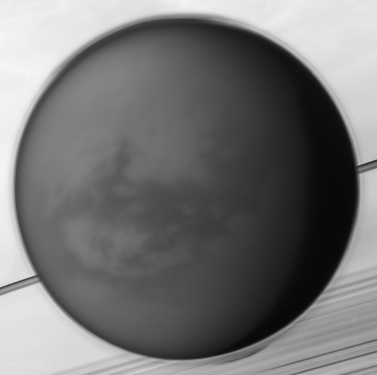 Титан на фоне Сатурна. Источник: NASA, JPL-Caltech, Space Science Institute