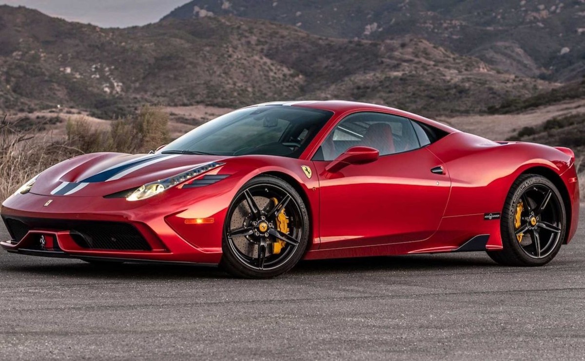 Ferrari 458 — это спортивный автомобиль, который был выпущен в 2009 году и стал одним из самых знаковых моделей марки Ferrari. Он выпускается в двух основных вариантах: 458 Italia и 458 Spider (кабриолет). Основные характеристики модели: Двигатель: 458 оснащен 4.5-литровым V8, который развивает мощность примерно 570 лошадиных сил. Двигатель соединен с семиступенчатой автоматической коробкой передач с двойным сцеплением, что обеспечивает быстрое и плавное переключение передач.Автомобиль способен разгоняться от 0 до 100 км/ч за всего лишь 3,4 секунды, а его максимальная скорость составляет около 325 км/ч. Ferrari 458 имеет характерный аэродинамический дизайн, который не только придает ему агрессивный внешний вид, но и улучшает его производительность. Линии кузова плавные, а передняя часть выделяется узнаваемой решеткой радиатора и светодиодными фарами.Модель оснащена современными технологиями, включая систему контроля устойчивости и различные режимы вождения, которые позволяют адаптировать поведение автомобиля к условиям на дороге. Интерьер Ferrari 458 выполнен с акцентом на спорт и шик. Используются высококачественные материалы, такие как кожа и углеволокно, а также множество технологических функций, включая информационно-развлекательную систему.Ferrari 458 оставил значительный след в автомобильной индустрии, сочетая в себе мощность, стиль и технологические новшества, что сделало его любимцем как среди автолюбителей, так и среди коллекционеров. Этот автомобиль стал символом итальянского автомобилестроения и идеальным примером философии Ferrari, нацеленной на производительность и удовольствие от вождения.