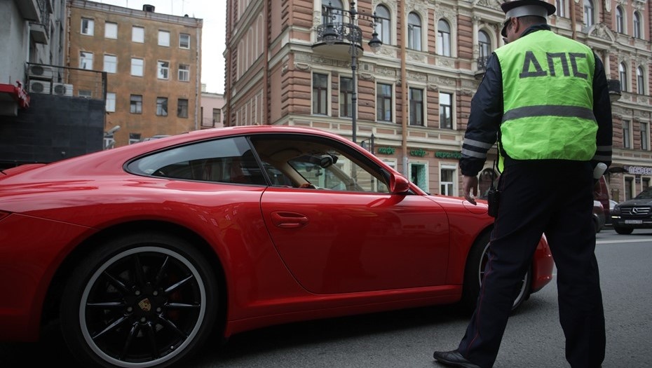    Россия. Санкт-Петербург. Инспектор ДПС возле спорткара на улице Восстания. Россия. Санкт-Петербург. Инспектор ДПС возле спорткара на улице Восстания. Автор фото: Ваганов Антон/"ДП"