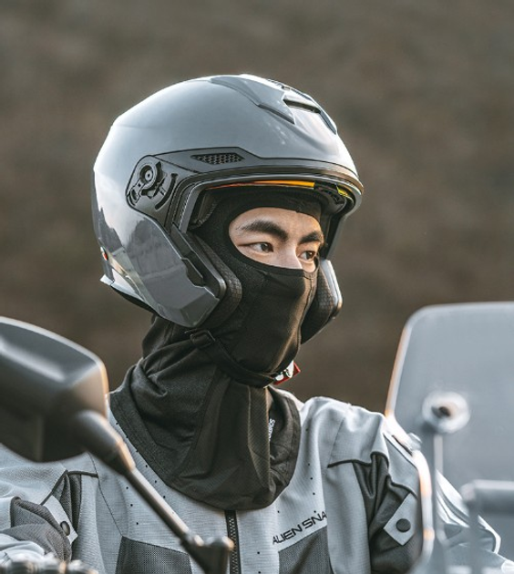 Мотоциклист в балаклаве.