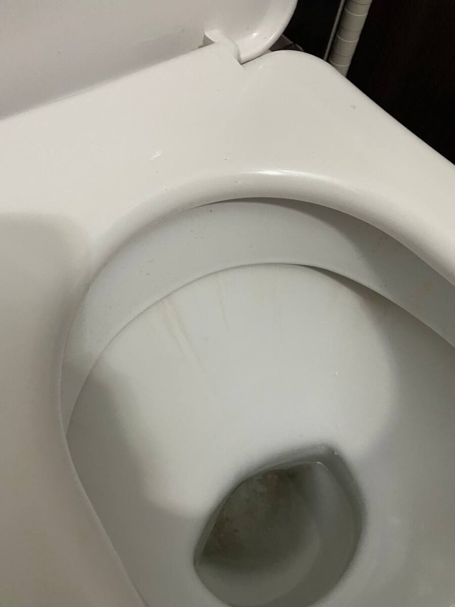 Вот так было. Обратите внимание, что и на стенках есть потёки и в колене. Листайте вправо