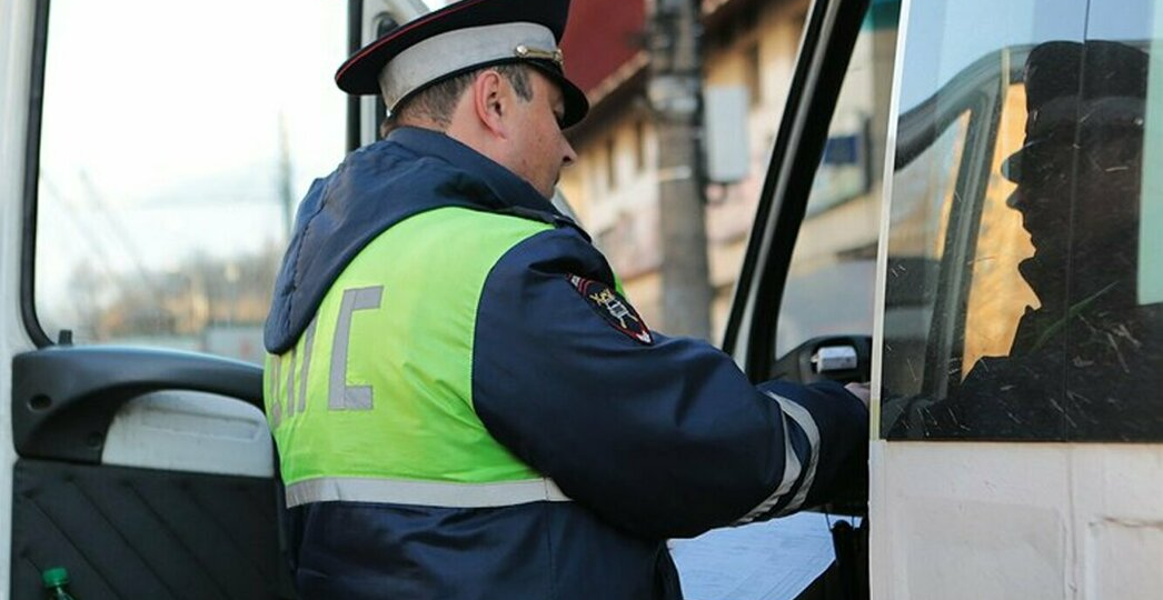 У сотрудников ГАИ новый метод осмотра водителя в 2025 году