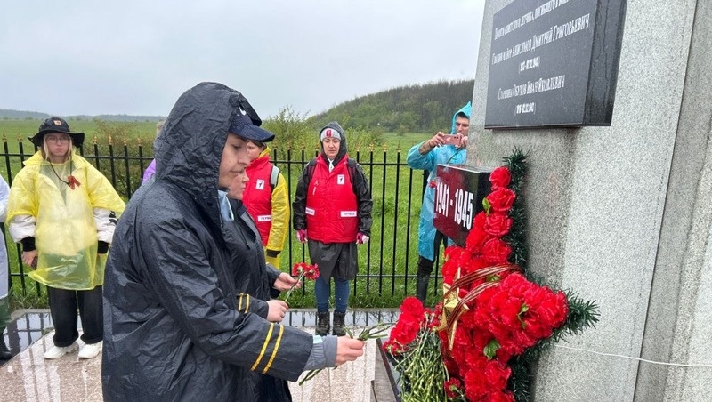    Участники акции возложили цветы воинам, захороненным на Стрижаменте Фото: пресс-служба партии «Единая Россия» в Ставропольском крае
