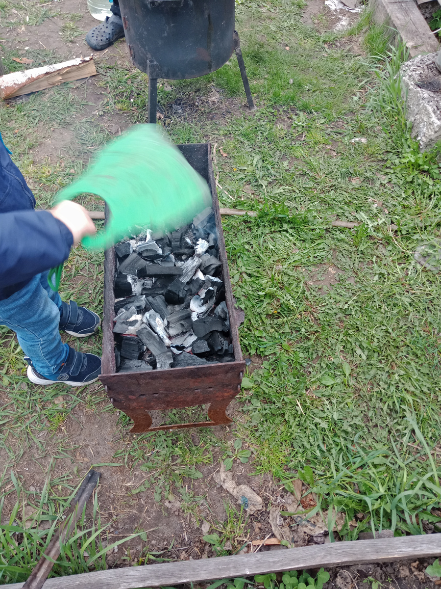 помощник с опахалом