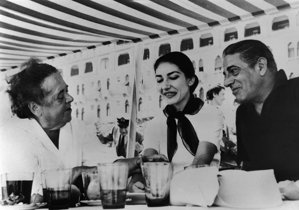 Максвелл, Каллас и Онассис в Венеции, Италия, июль 1957 года.
