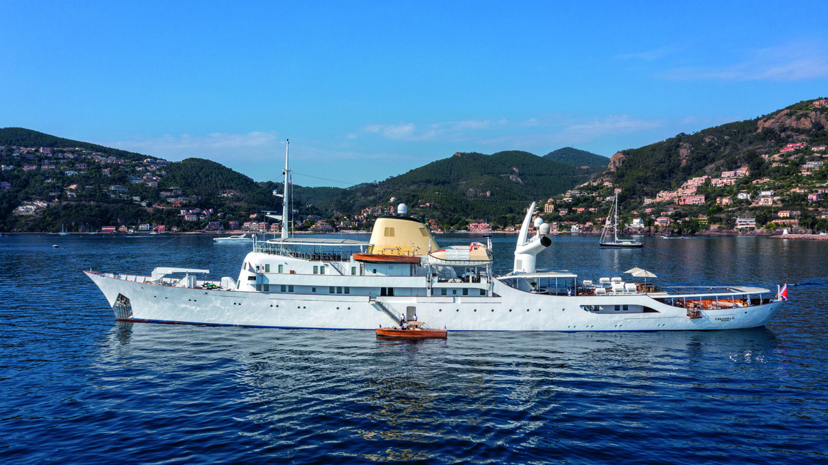 Яхта стала "Christina O". Папаниколау добавил букву «О» в память
об Онассисе.