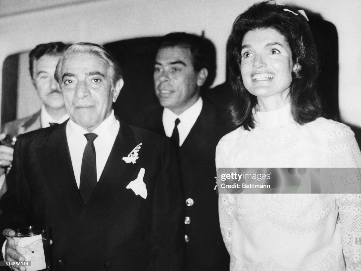 Джеки Кеннеди и Аристотель Онассис улыбаются во время своего греческого медового месяца в 1968 году. Скорпиос, Греция.
