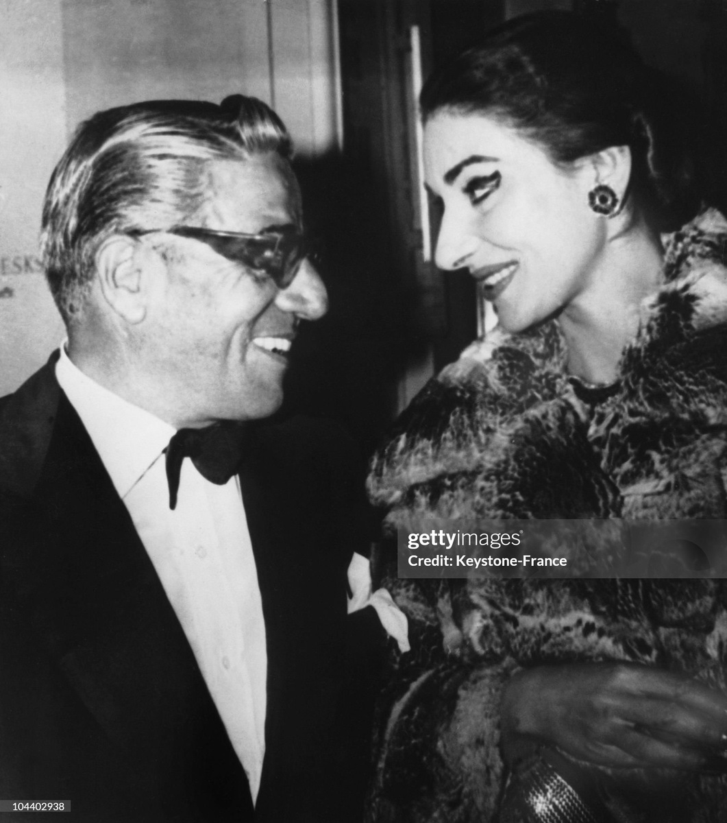 Аристотель Онассис и Мария Каллас беседуют в Королевском оперном театре в Лондоне, 18 июня 1959 года.