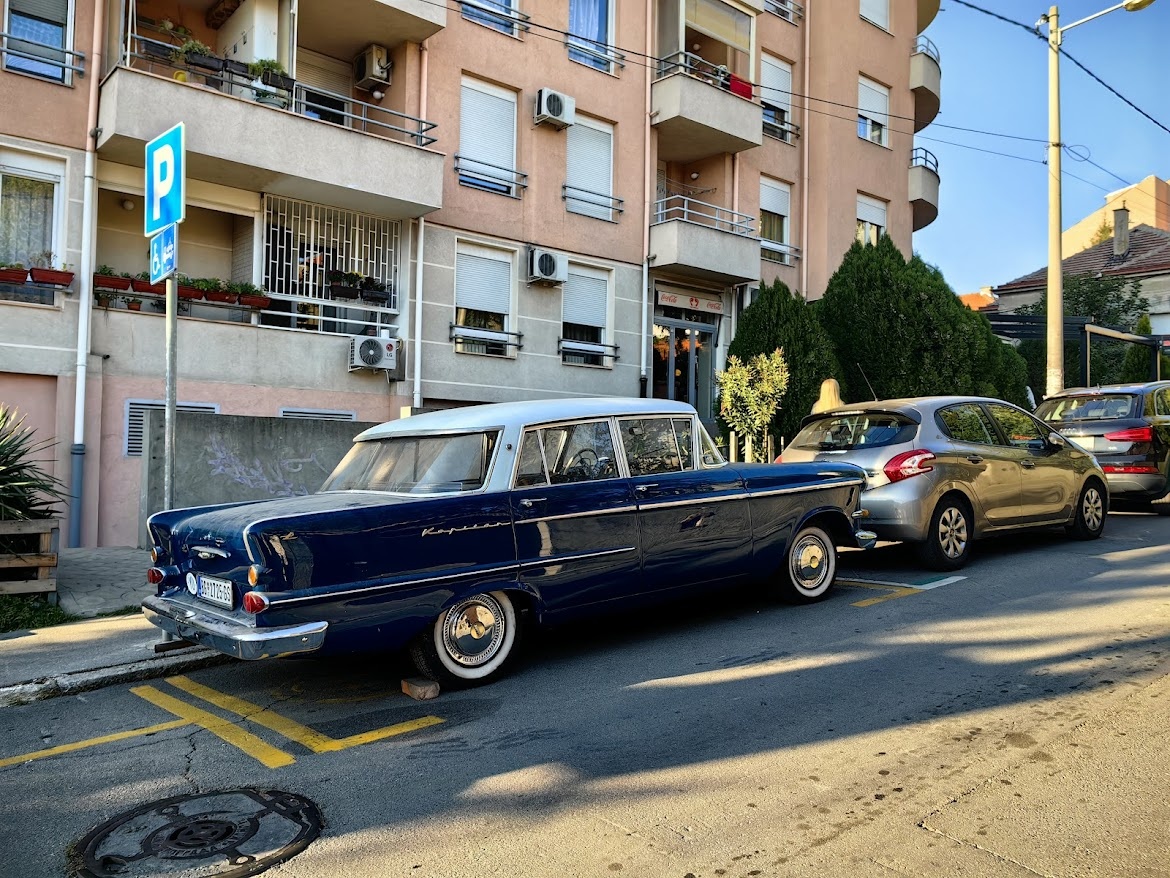 Иллюстрировать статью буду интересными автозарисовками с сербских улиц. Красивый старичок, правда?