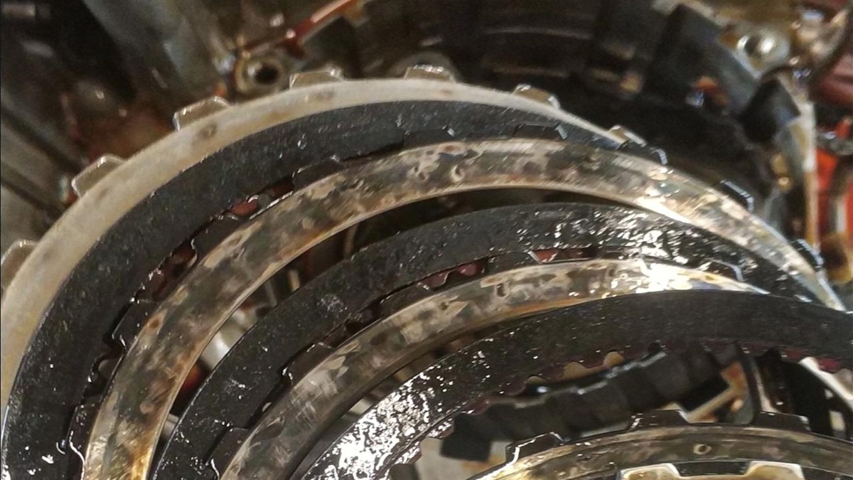 Пакет фрикционов АКПП пострадавший от соприкосновения в влагой - диски стали шире и начли крошиться.