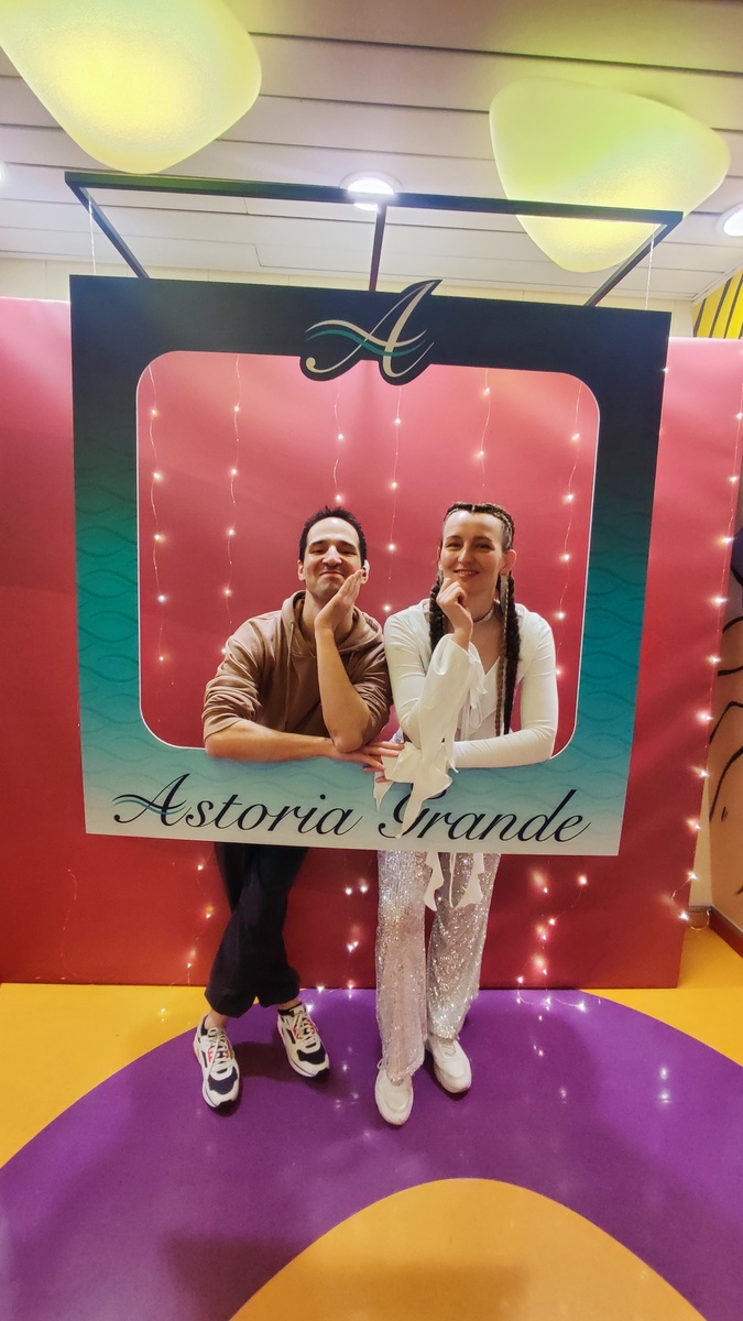 Довольные, красивые, плывущие смотреть мир за пределами Москвы :)