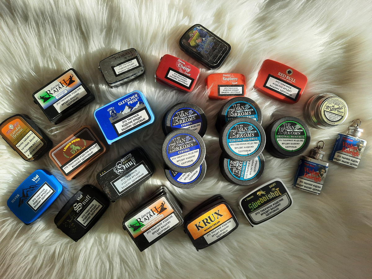 Коллекция баночек от нюхательного табака