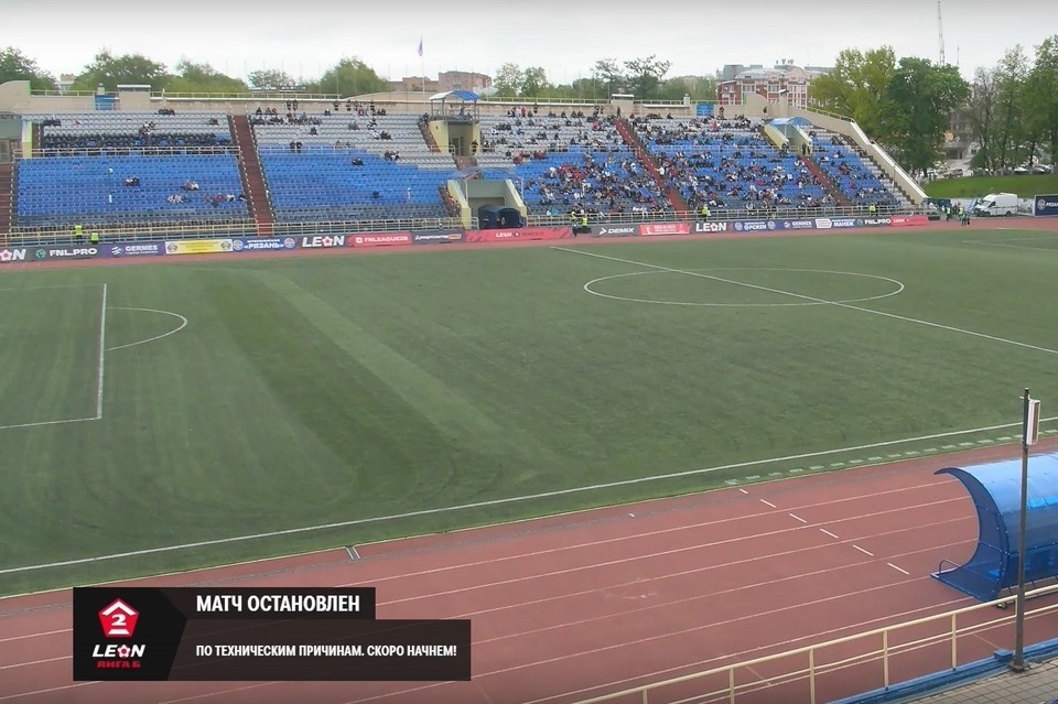    В Рязани остановили футбольный матч из-за отъезда пожарной машины.