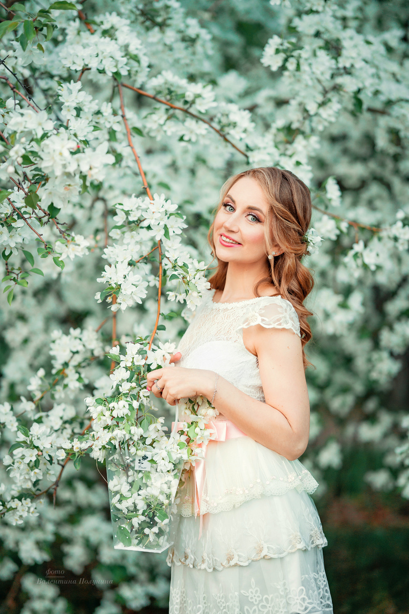 Фотосессия в яблонях. Фотограф - Валентина Полунина