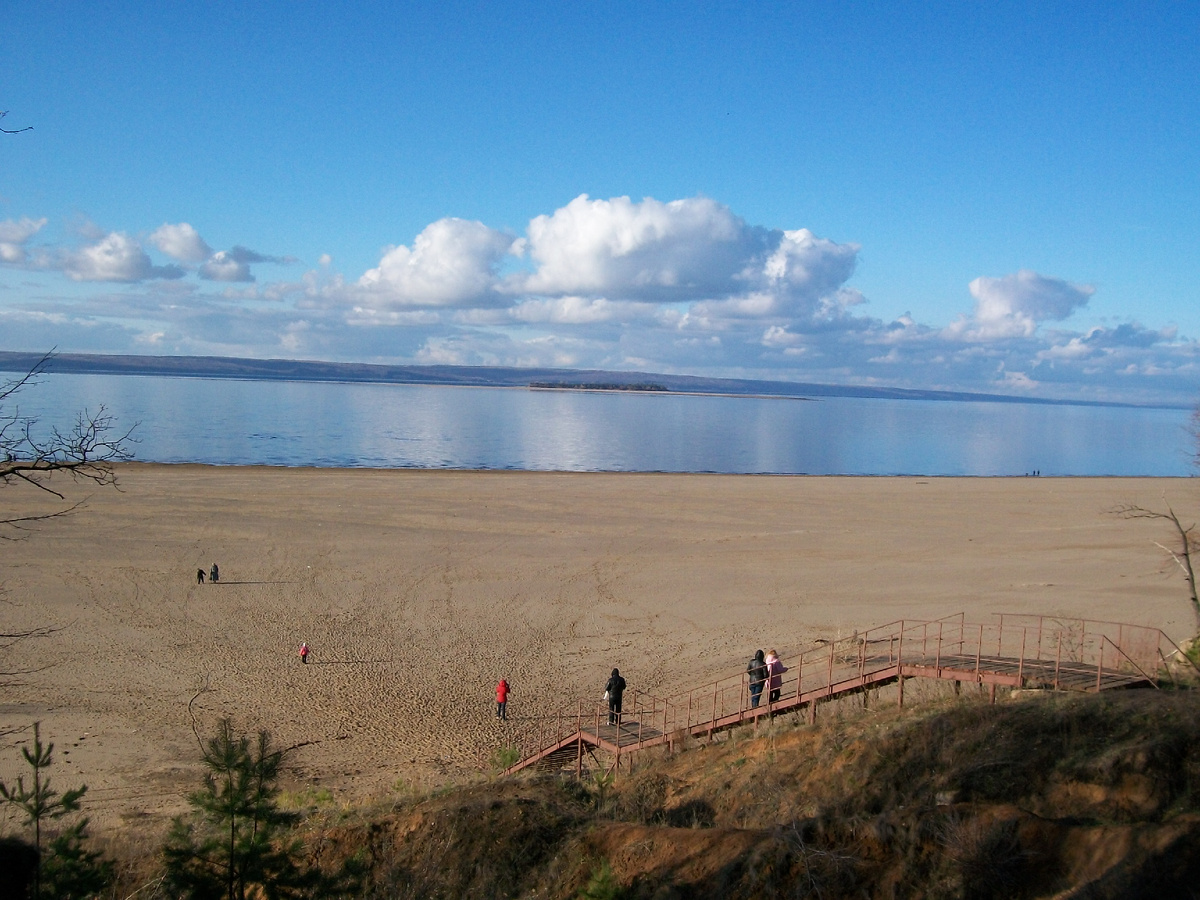 Ундоры правее острова, за кадром.
