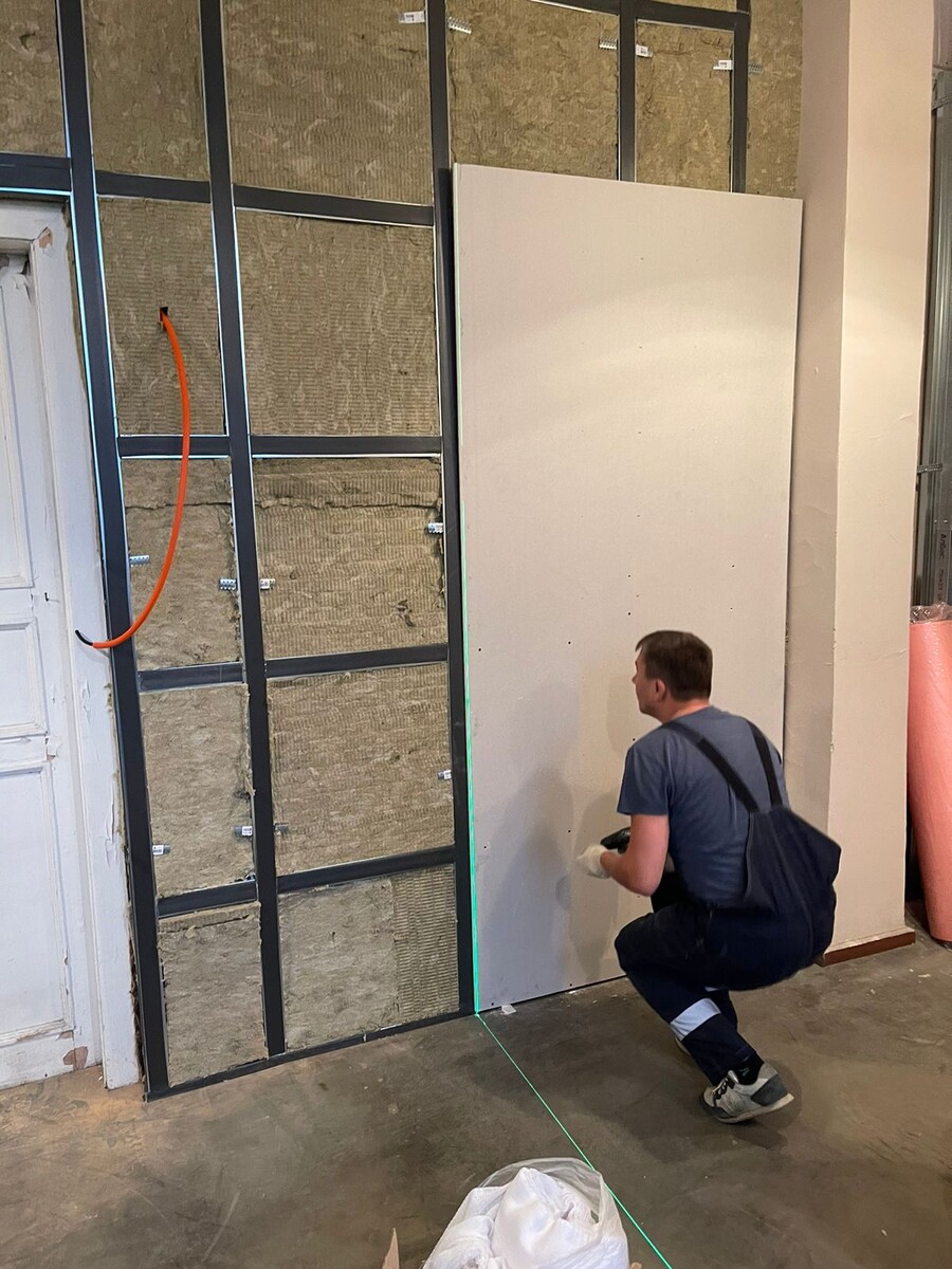 Возведение стены изоляции