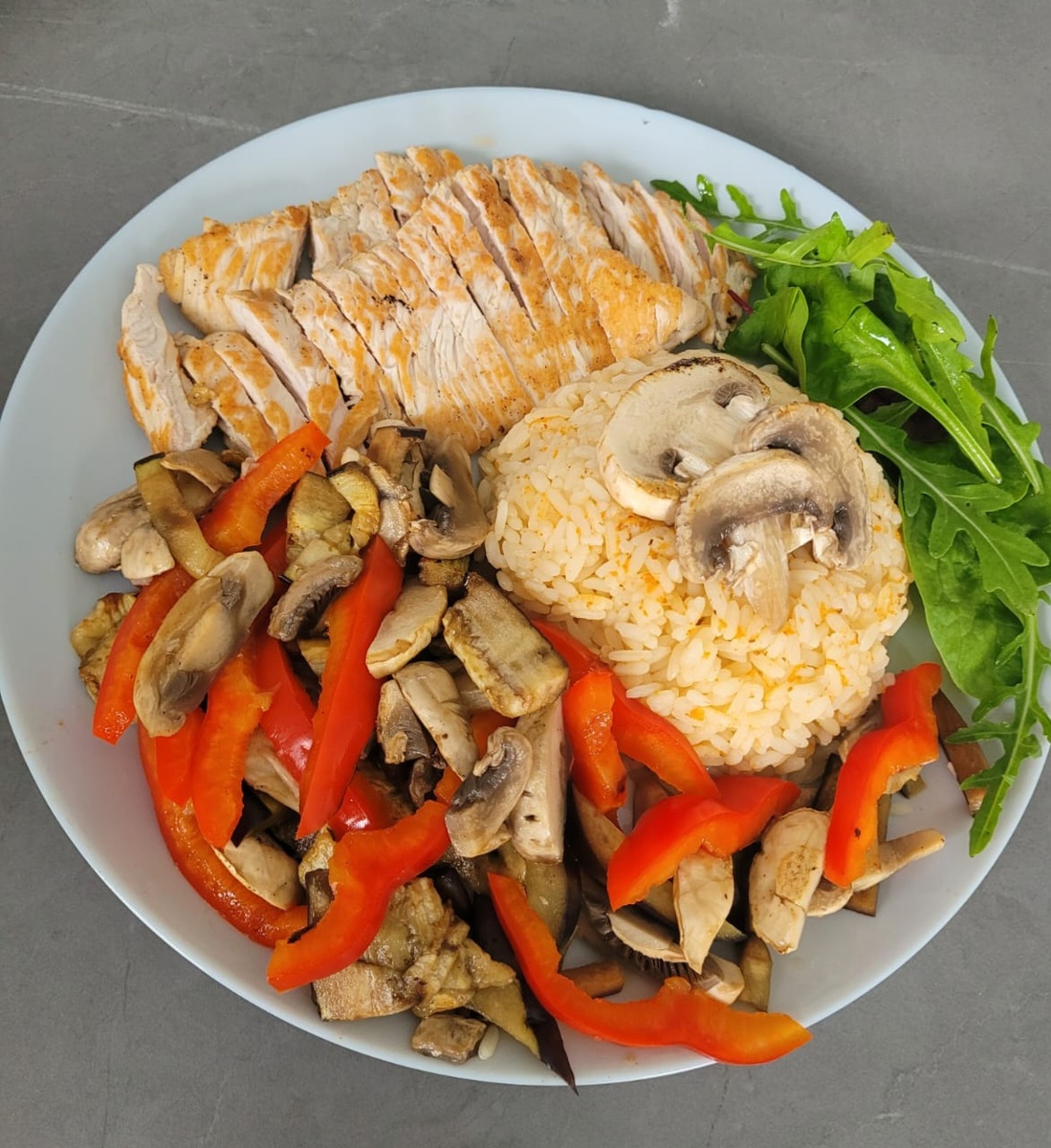 Правильные углеводы в основе рациона: крупа, овощи, зелень 