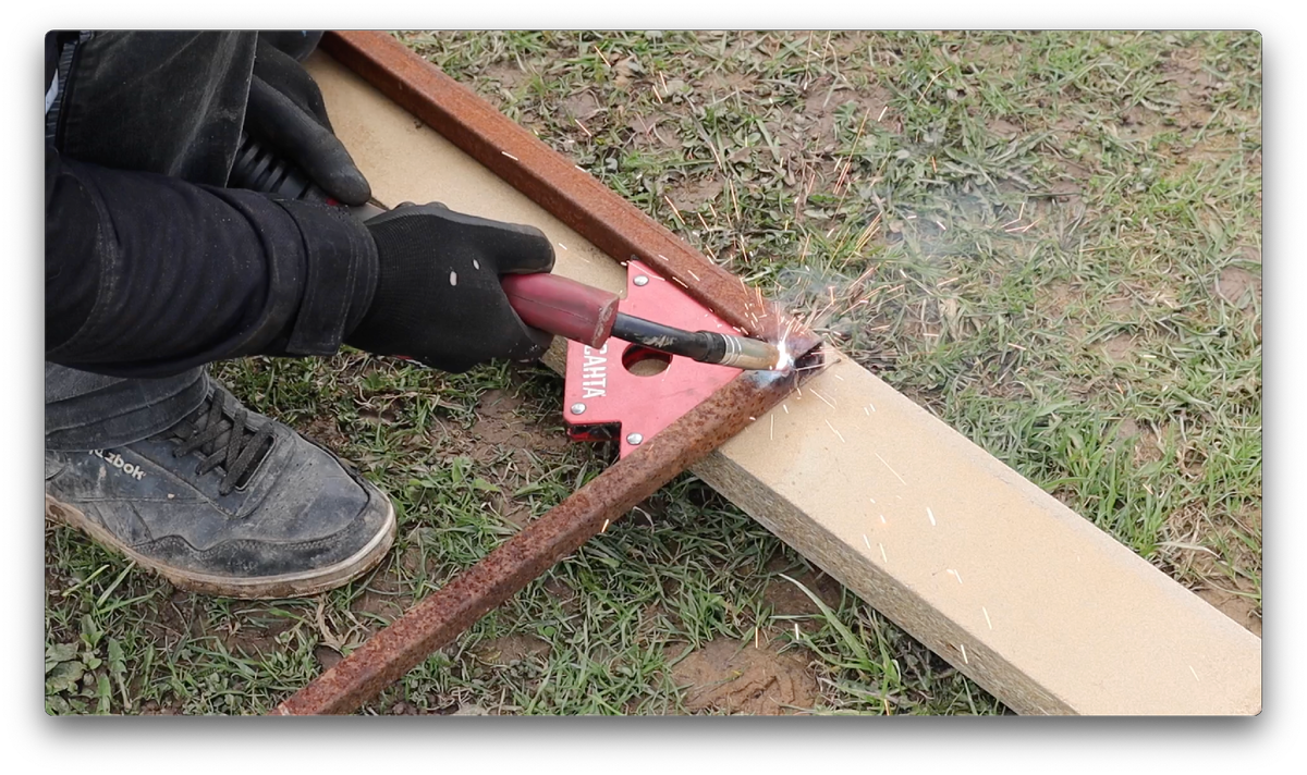 Варить хорошо получается полуавтоматом, обычной электродной сваркой так и не научился.