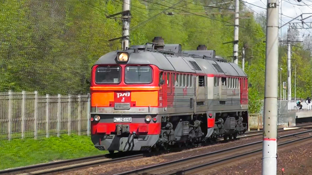 Тепловоз 2М62-0327 на перегоне Софрино - Пушкино